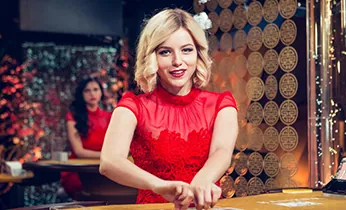 Người chơi đang sử dụng ứng dụng PG99 Casino trên điện thoại di động